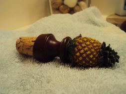 PINEAPPLE WINE BOTTLE STOPPER